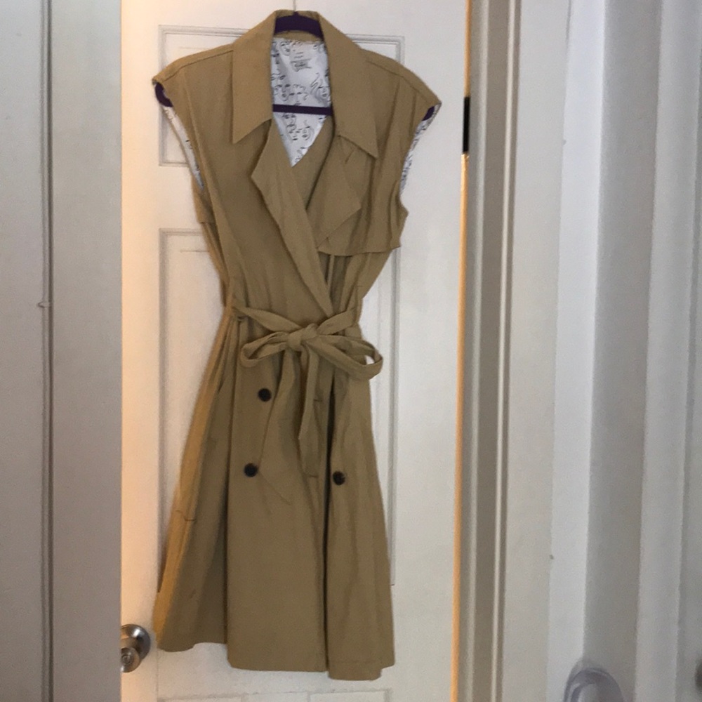 Sleeveless trench size S